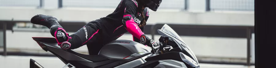 Découvrez nos combinaisons moto en cuir 2 pièces pour femme