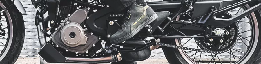 Chaussures moto homme: style, sécurité et confort sur deux roues !