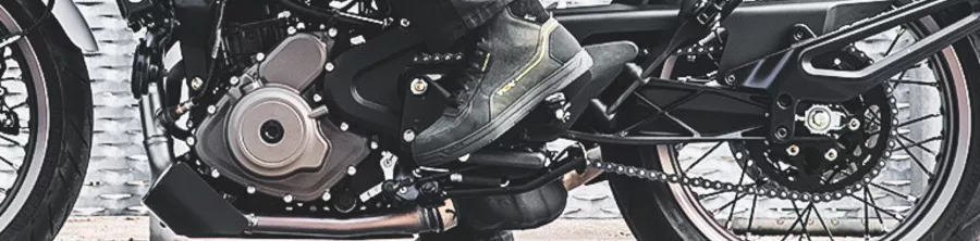 Herren-Motorradschuhe: Stil, Sicherheit und Komfort auf zwei Rädern!