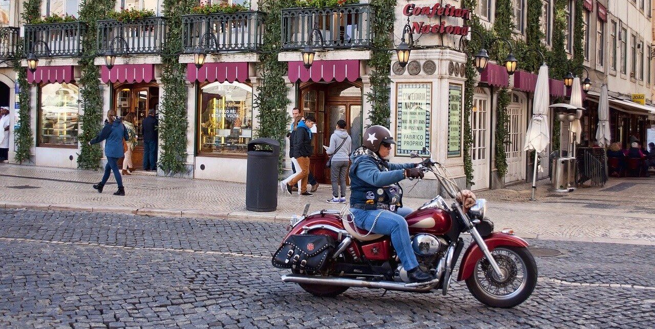 Astuces et conseils pour les jeunes motards : en ville