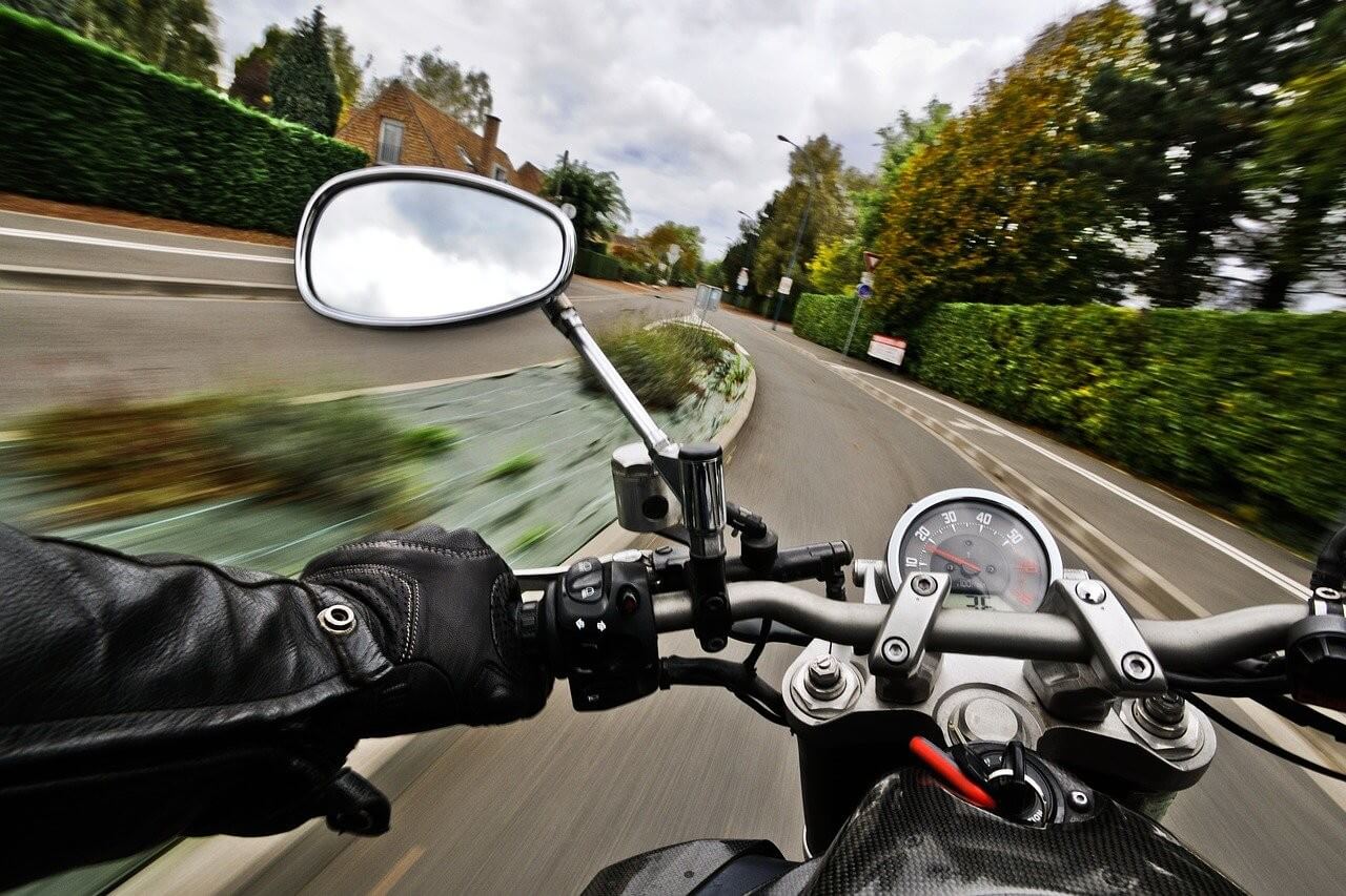 Astuces et conseils pour les jeunes motards : en ville, l'angle mort