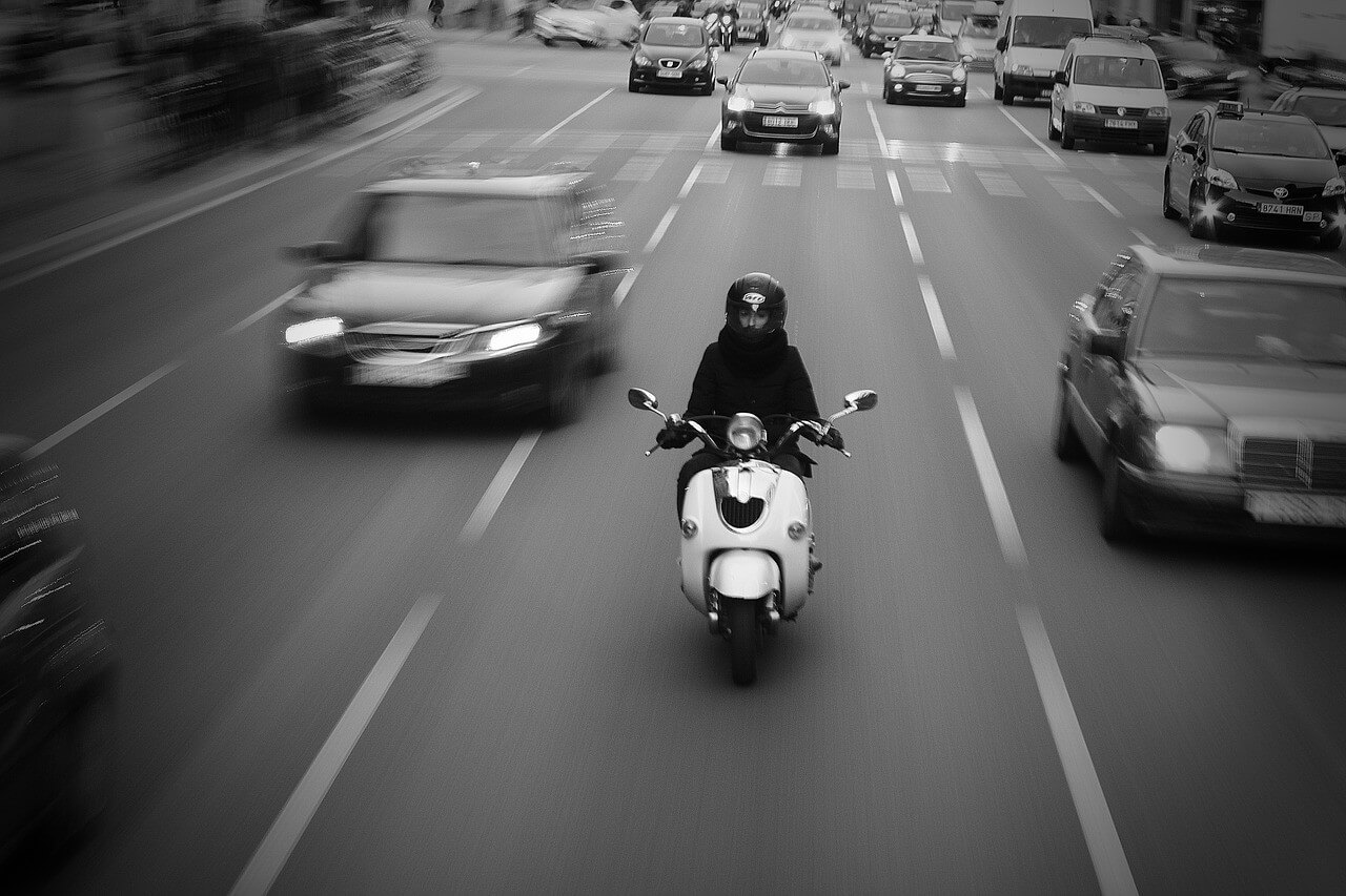 Astuces et conseils pour les jeunes motards : clignotant et mouvement